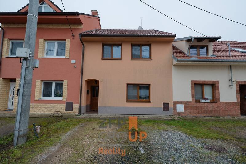 Prodej rodinného domu 4+1 s bazénem o rozloze 144 m2, ulice U Zvonice, Rajhradice