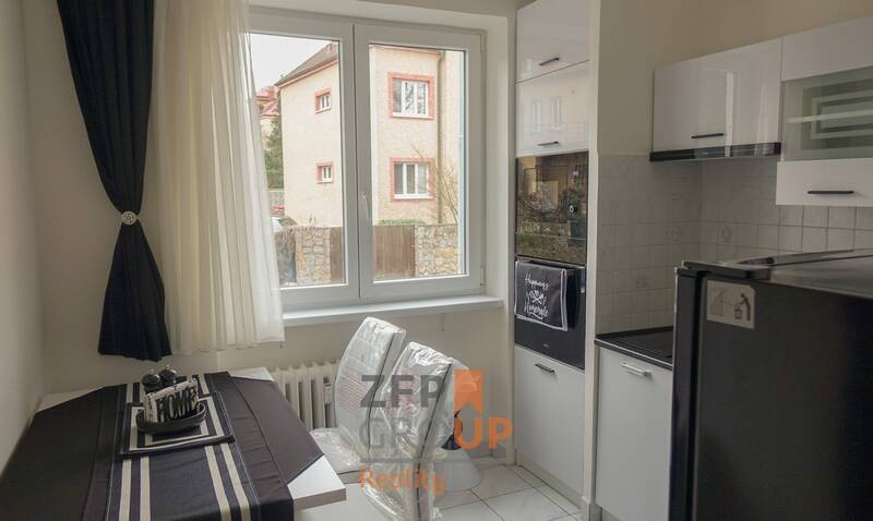 Pronájem bytu o dispozici 1+1 s rozlohou 37 m2 po rekonstrukci, balkon, klidná lokalita !! možnost pronájmu dvojgaráže !!, Višňová, Praha 4 - Krč