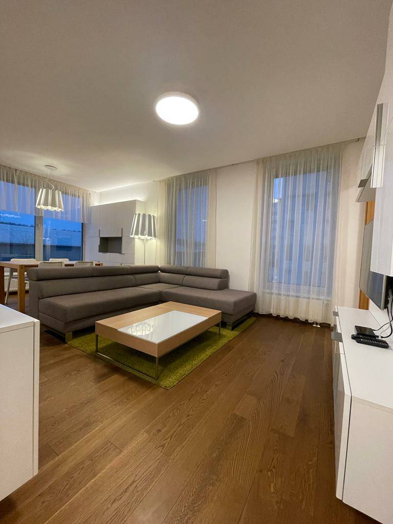 Pronájem nadstandardního bytu 2+kk o rozloze 48 m2 s parkovacím stáním, ulice Majdalenky, Brno - Lesná