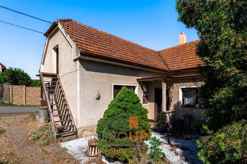 Rodinný dům 3+1 k rekonstrukci s pozemkem 1 117 m², Velká Hraštice