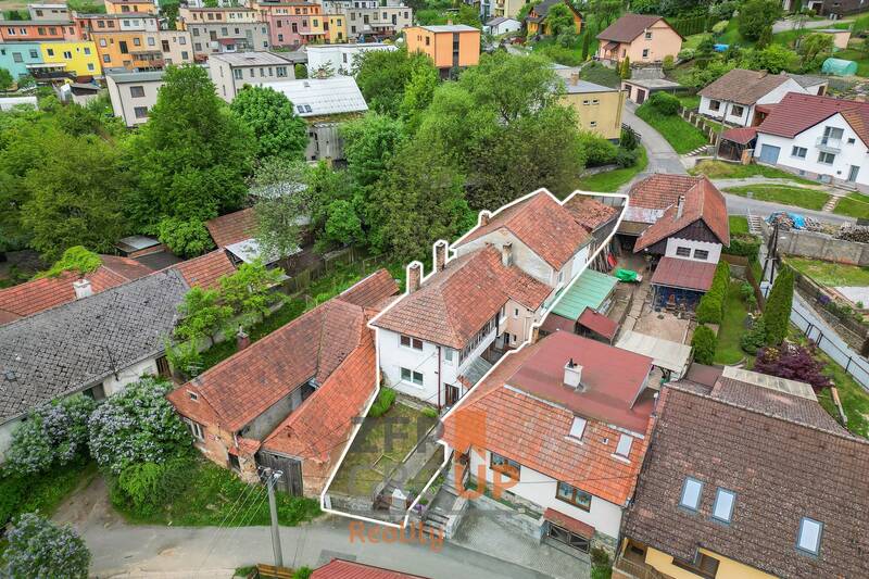 Řadový rodinný dům 5+1 k rekonstrukci, ulice Šraňky, Velké Opatovice