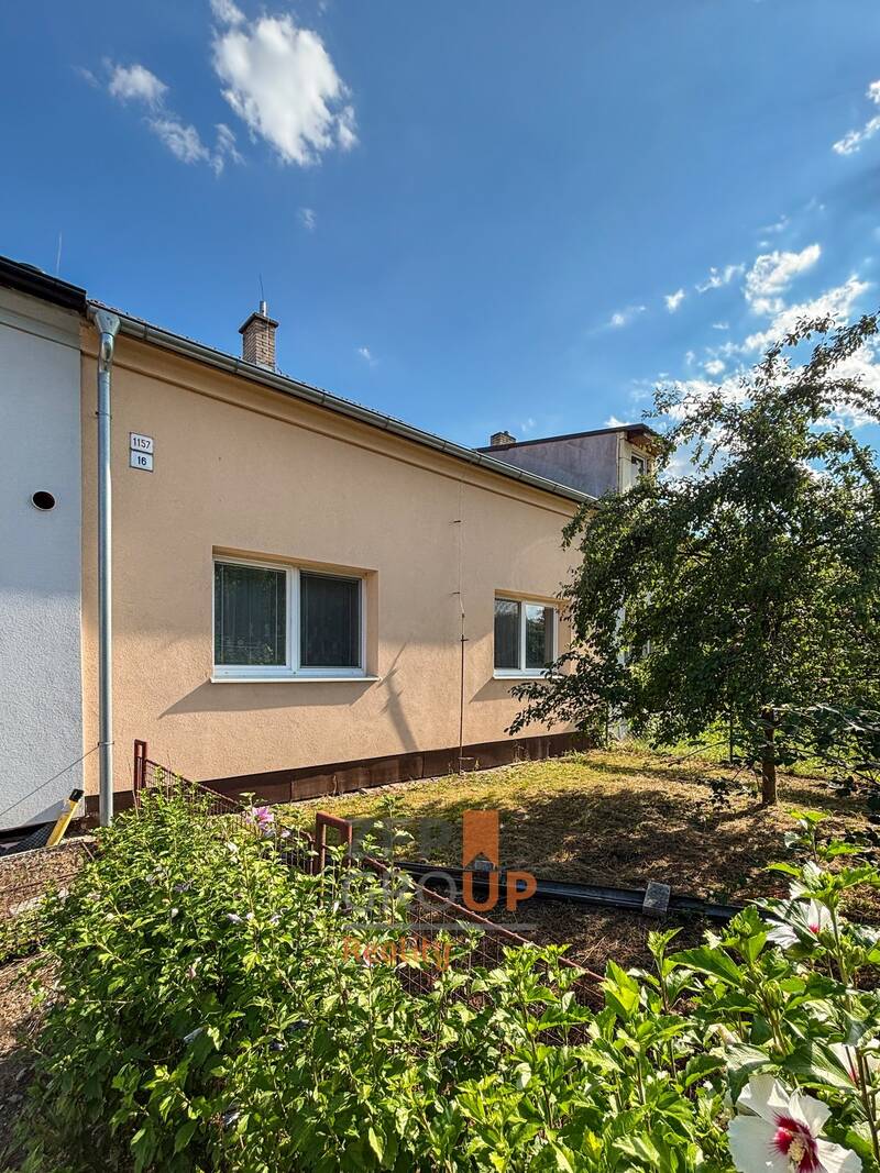 Prodej rodinného domu 2+1 s možností rozšíření na 4+1 se zahradou a garáží, Bzenec