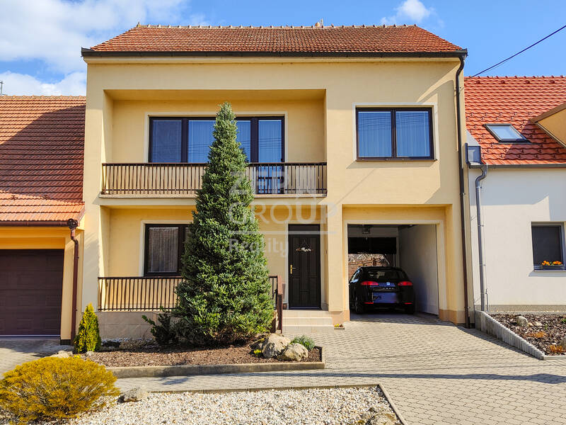 Prodej udržovaného RD 5+1 o rozloze 191 m² s pozemkem 1 400 m2 s vinohradem, ulice Dědina, obec Hlohovec