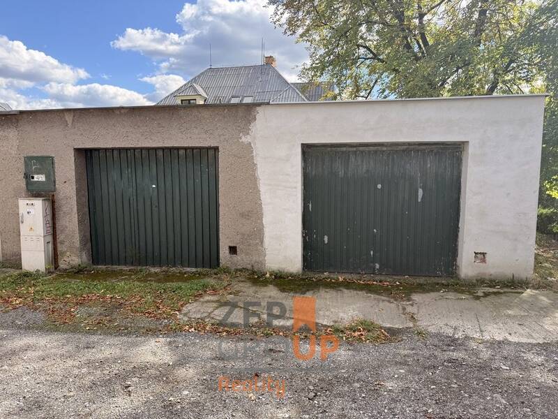 Dvě garáže vedle sebe  2 × 23 m²