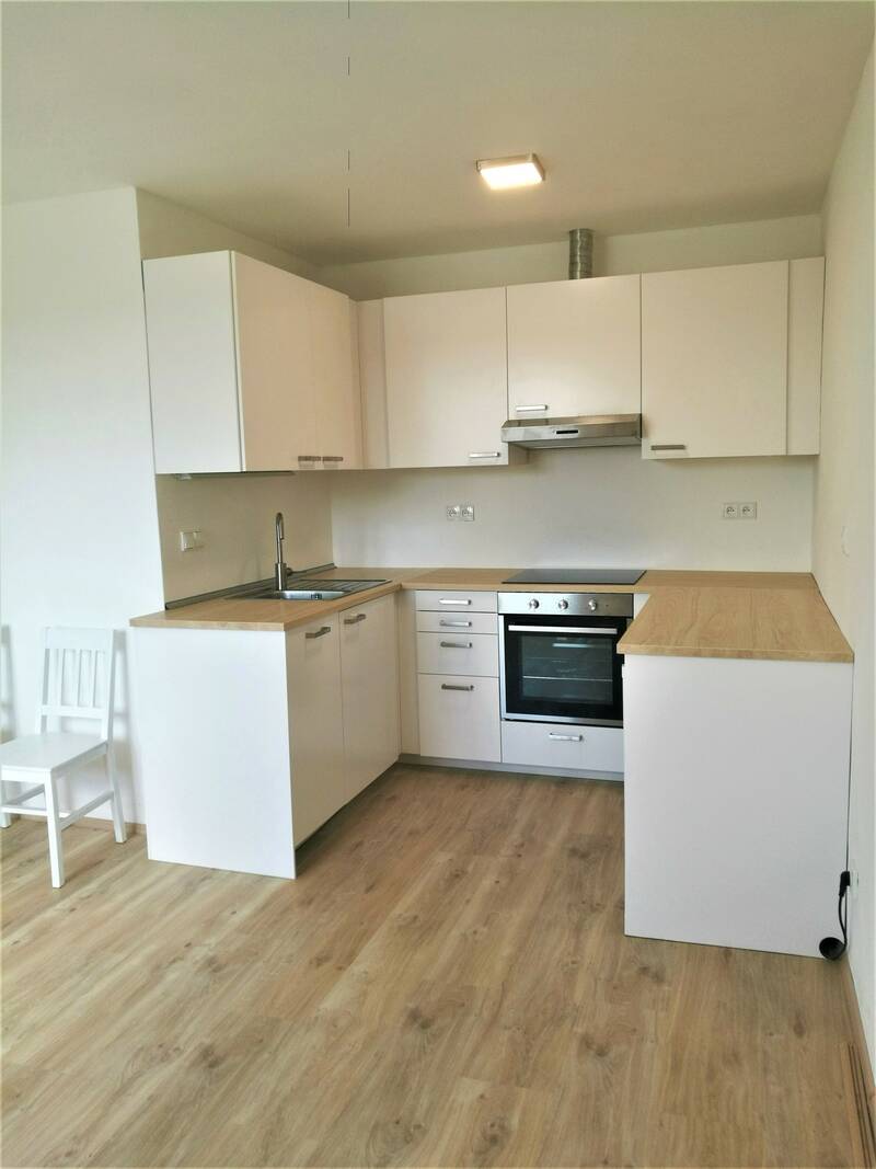 Pronájem moderního bytu 1+kk o rozloze 27 m2 se sklepem, ulice Loucká, Znojmo