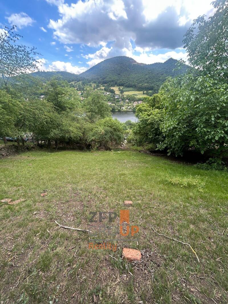 Prodej stavebního pozemku 5 994 m², Dolní Zálezly