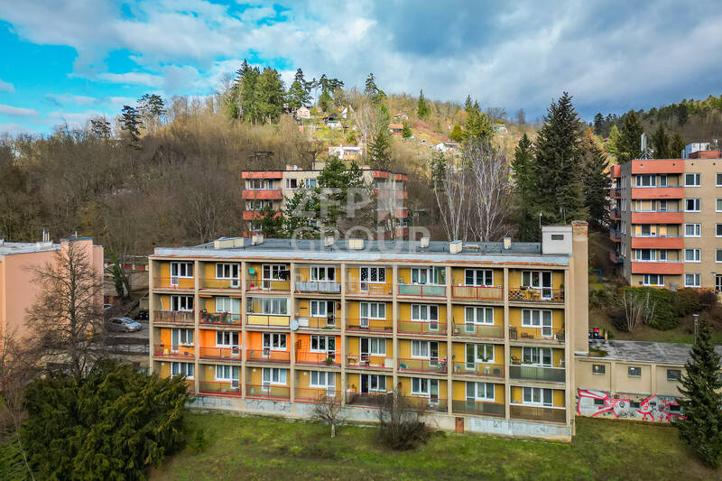 Prodej prostorného bytu 3+1 o rozloze 77 m2 s dvěma balkony a garáží, ulice Podlesí, Brno - Komín
