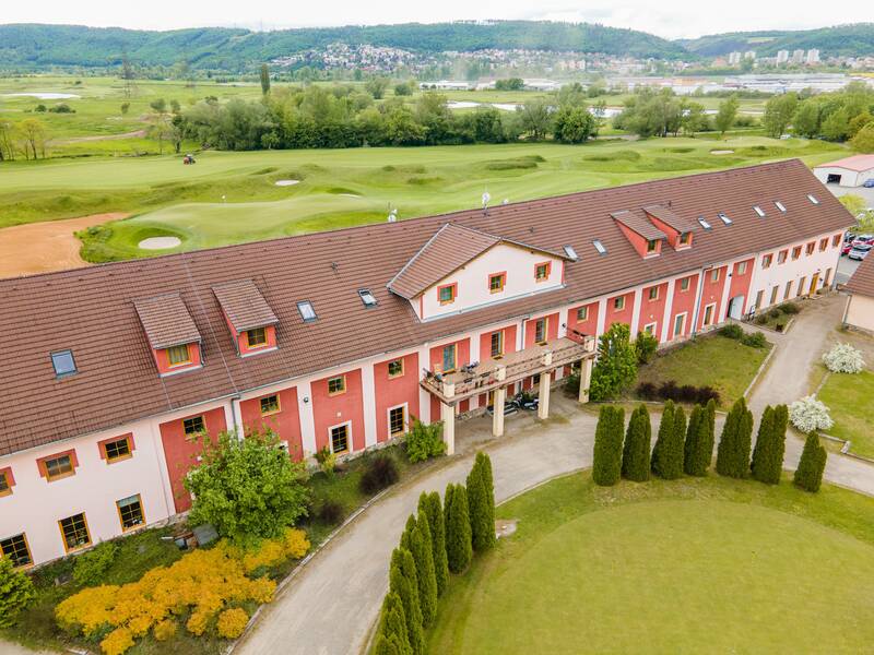 Pronájem lukrativního obchodního prostoru o výměře 1 086 m2 s prostornou terasou, ulice K Radotínu, Praha - Zbraslav