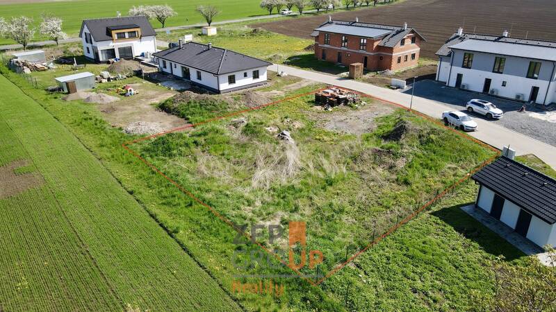 Prodej pozemku pro bydlení o rozloze 906 m2 - Dubany