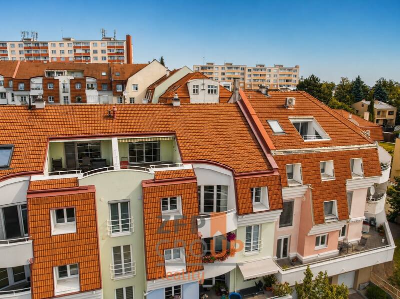 Prodej mezonetového bytu 4+kk o celkové ploše 210 m² s třemi terasami, sklepem, garáží, ulice Azurová, Brno - Řečkovice
